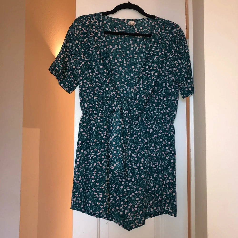 NWOT Green Floral Romper - Picture 3 of 7
